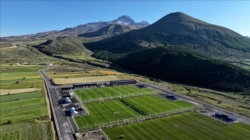 Yerli ve yabancı futbol takımları, yeni sezon hazırlıkları için Erciyes’i tercih ediyor