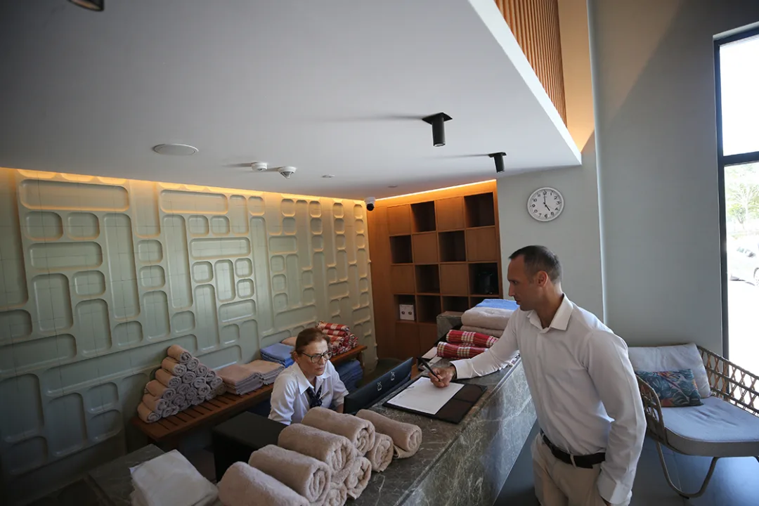 Hayallerinden vazgeçmeyen kadın, 67 yaşında 5 yıldızlı otelde üniversiteli stajyer oldu