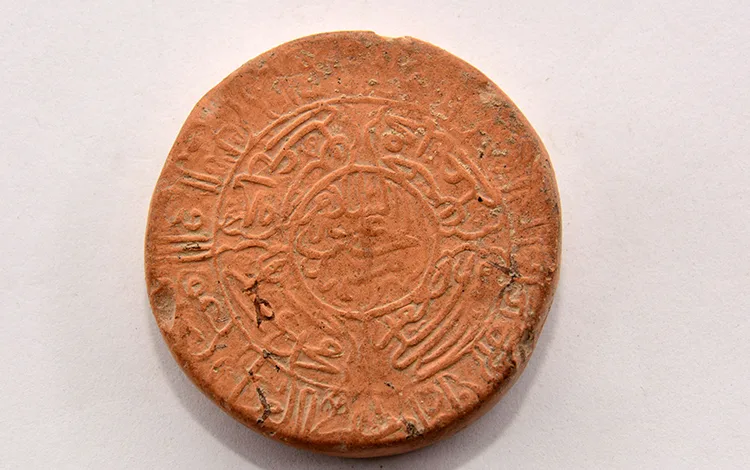 Bitlis Kalesi’nde Şiilerce kullanılan, üzerinde dua yazılı secde taşı bulundu