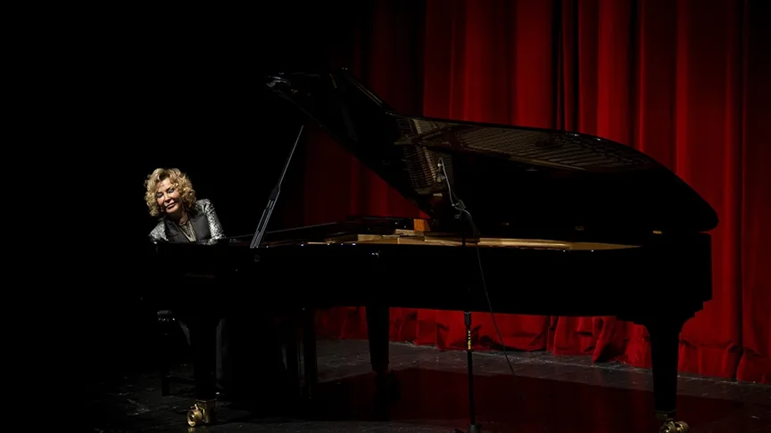 Sanatçı Gülsin Onay, Fas’ta gerçekleşecek uluslararası piyano yarışmasının jürisine seçildi