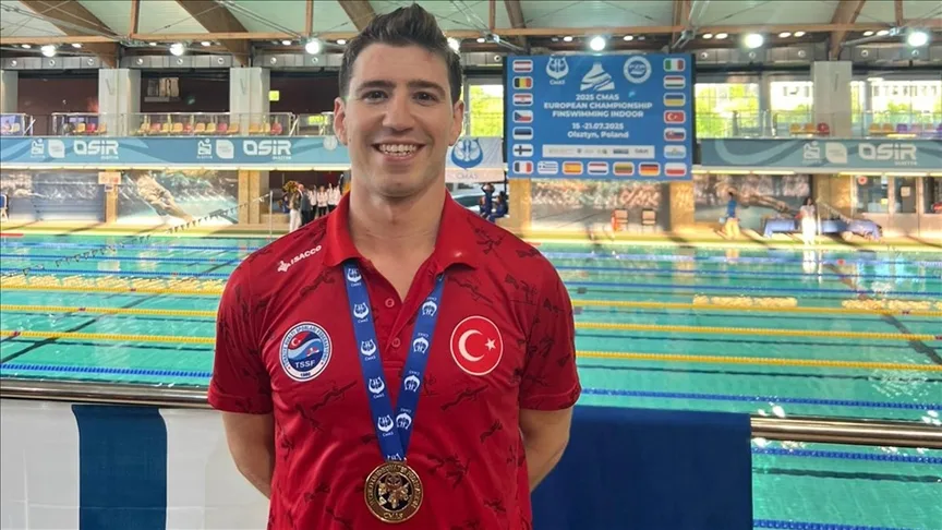 Milli sporcu Derin Toparlak, Paletli Yüzme Avrupa Şampiyonası’nda üçüncü oldu