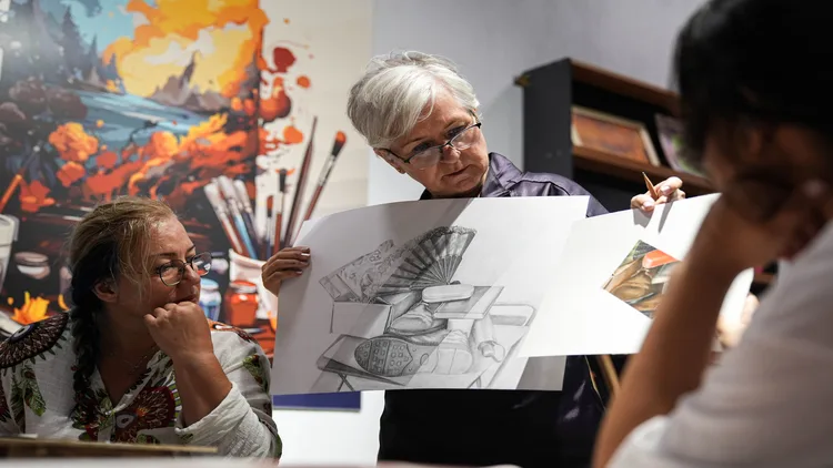 Emekli inşaat mühendisi, 64 yaşında resim bölümünü dereceyle bitirdi