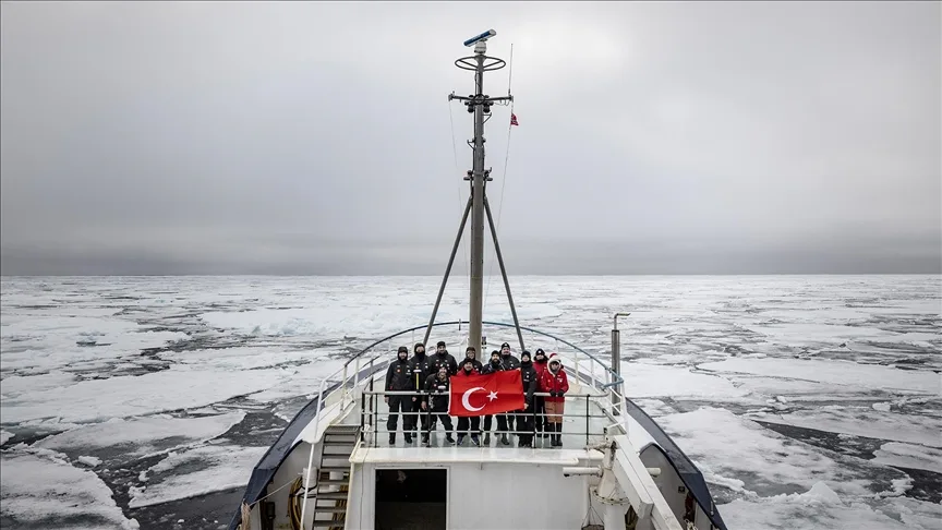 5. Ulusal Arktik Bilimsel Araştırma Seferi ekibi Kuzey Kutbu’ndaki deniz buzu hattına ulaştı