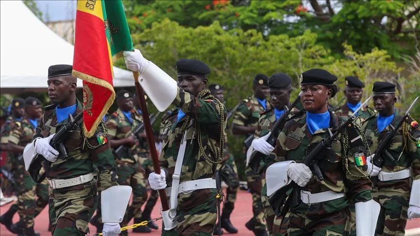 Fransa, Senegal’deki üslerini yetkililere teslim etti
