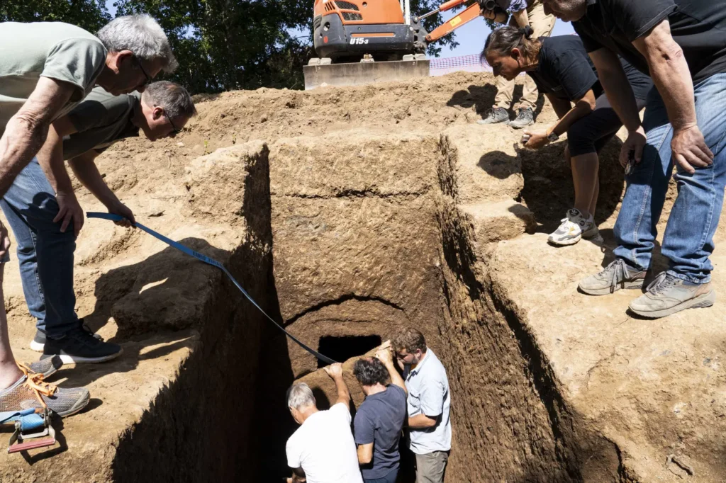 İtalya’nın San Giuliano Nekropolünde Bulunan Olağanüstü Sağlam Bir Etrüsk Kaya Mezarı Keşfedildi
