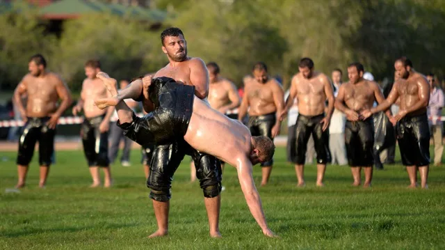 Yunanistan’ın yağlı güreşi sahiplenme çabasına sert tepki