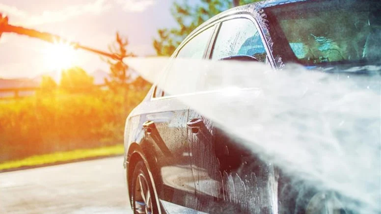 Mevsim kurak, kaynak dediler.. Bu kentte araba yıkamayı yasakladılar