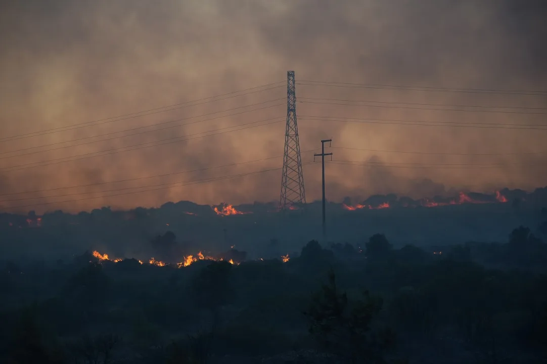 İzmir kıyameti yaşıyor! Yangınlara müdahale sürüyor; tahliyeler var, otoyol trafiğe kapatıldı…