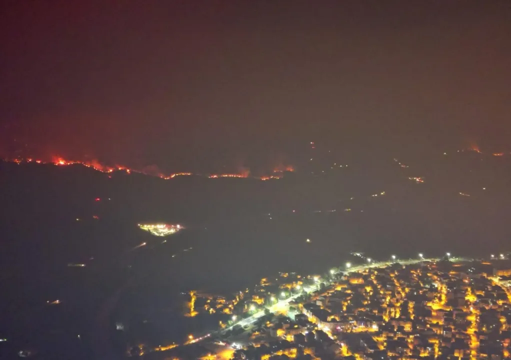 Sakarya’daki yangın Bilecik’e sıçradı, dumanlar Eskişehir’e ulaştı