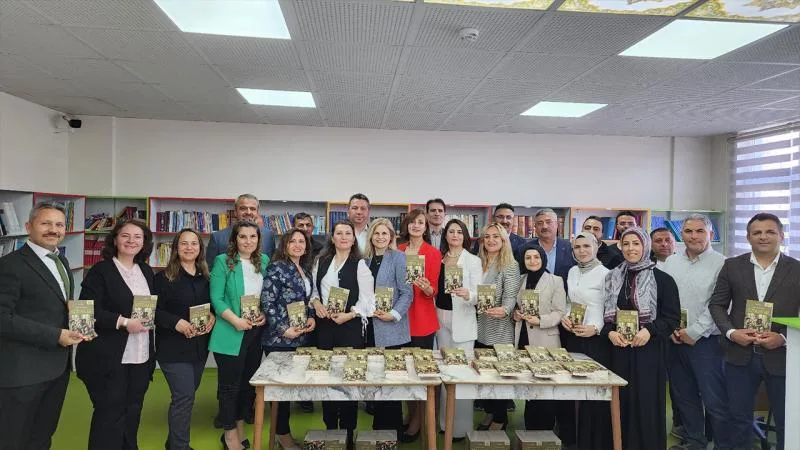 24 öğretmen meslek hikayelerini bir kitapta topladı