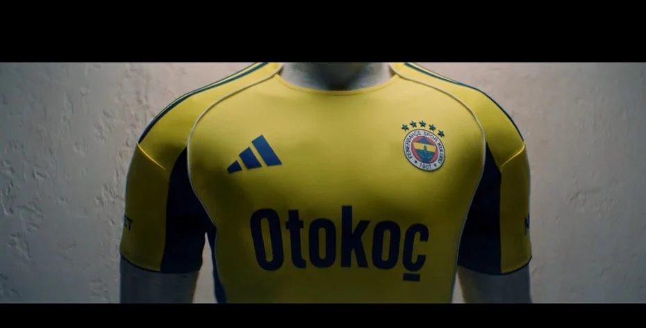 Fenerbahçe’nin yeni formaları tanıtıldı… Forma lansmanında sarı lacivertlilerin eski yıldızları da sahne aldı.