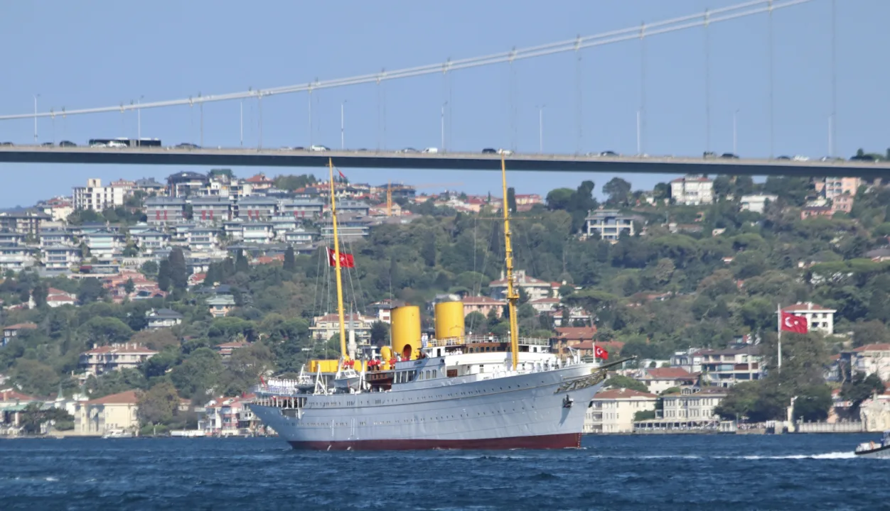 Atatürk’ün Manevi Mirası Savarona Yatı TCG Anadolu Liderliğinde İstanbul Boğazı’nda Halkı Selamladı