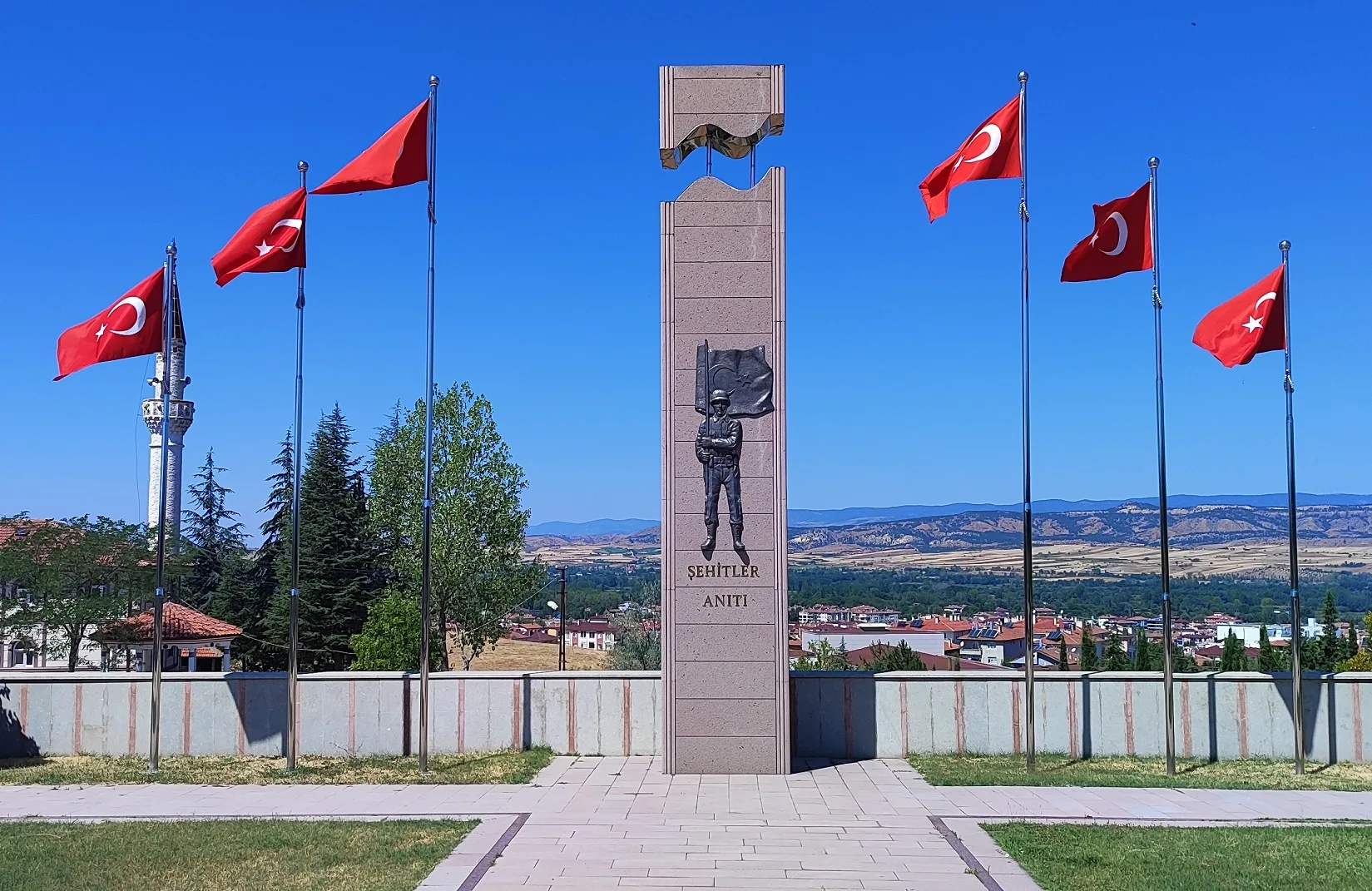 Al Bayrağın Gölgesinde Yükselen Şehitler Anıtı