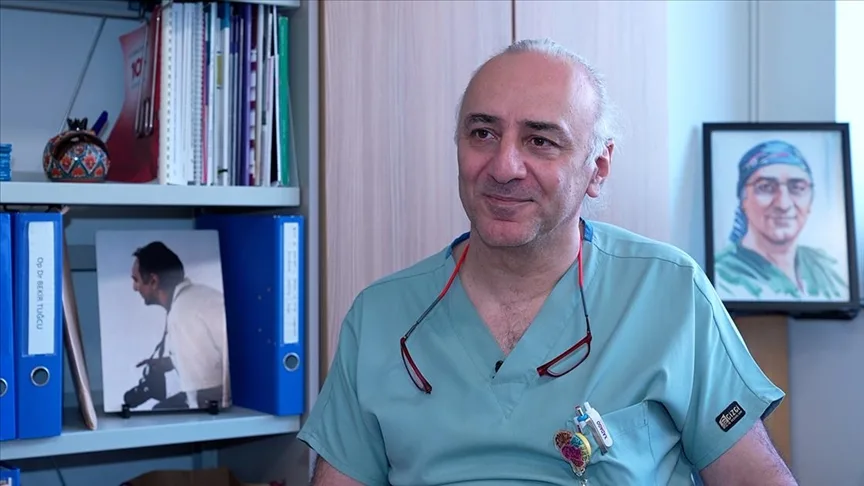 Tıp alanında uzmanlığıyla tanınan Prof. Dr. Bekir Tuğcu, sanatçı kimliğiyle de iz bırakıyor