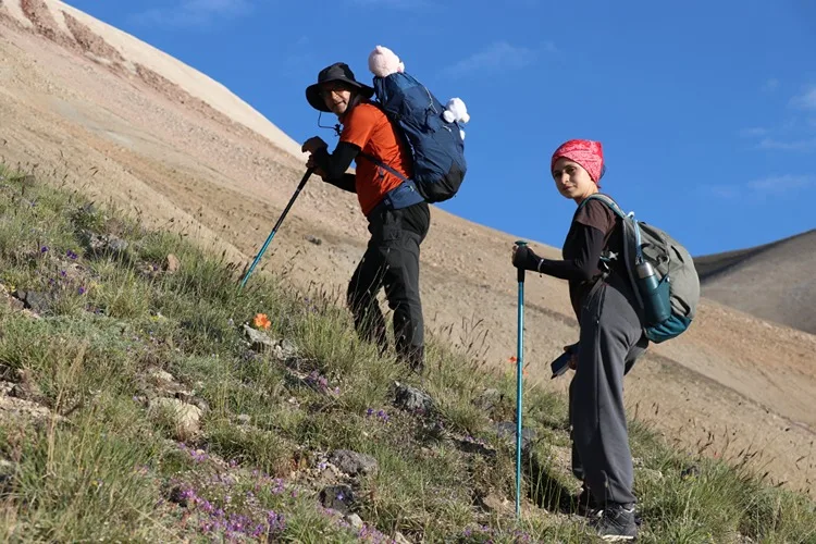 Fen liseli Meryem, Ağrı’dan sonra Süphan Dağı’nın zorlu zirvesine tırmandı