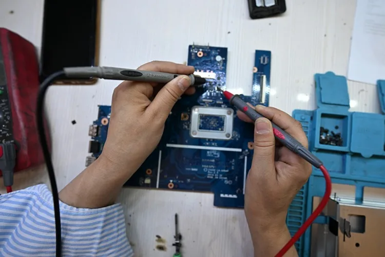 Bilgisayar tamircisi kadın, mesleği stajyerlere öğretiyor