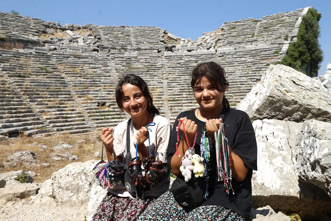 Selge Antik Kenti’nin gönüllü rehberliğini yapan mahalle sakini Yörükler, tarihi değerlere de sahip çıkıyor