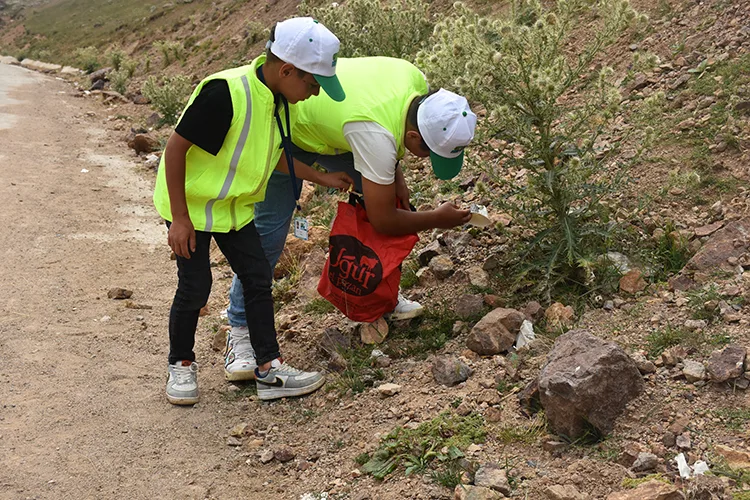 Yaylada çöpleri toplayan iki kardeş “çevre müfettişi” oldu