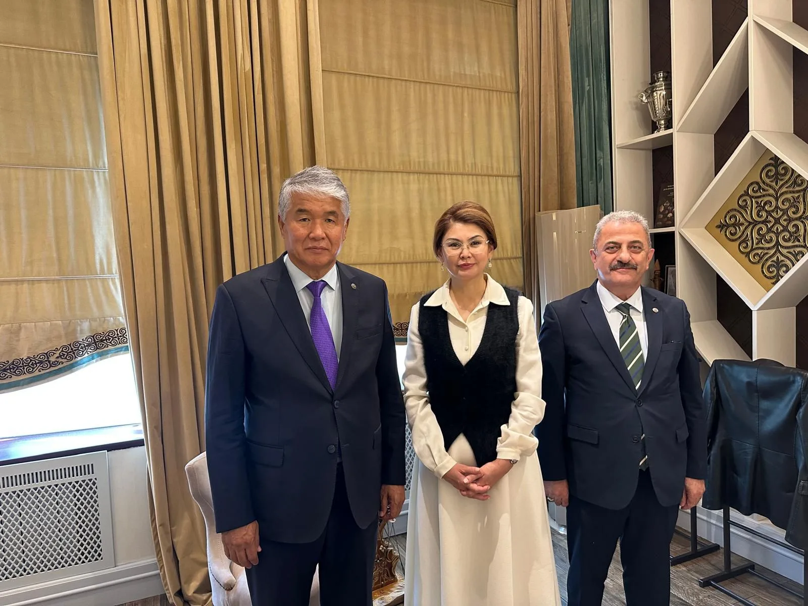 TÜRKSOY Genel Sekreteri Sultan Raev, Kazakistan Cumhuriyeti Kültür ve Enformasyon Bakanı Aida Balayeva ile Bir Araya Geldi