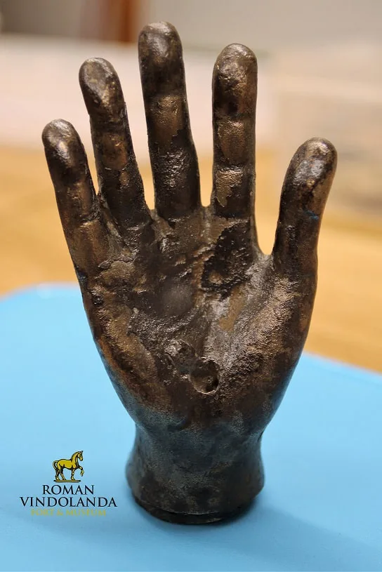 İngiltere’deki Roma Vindolanda’da nadir bulunan bronz el keşfedildi.