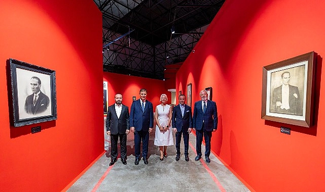 Atatürk ve Refik Anadol sergileri İzmirliler ile buluşuyor