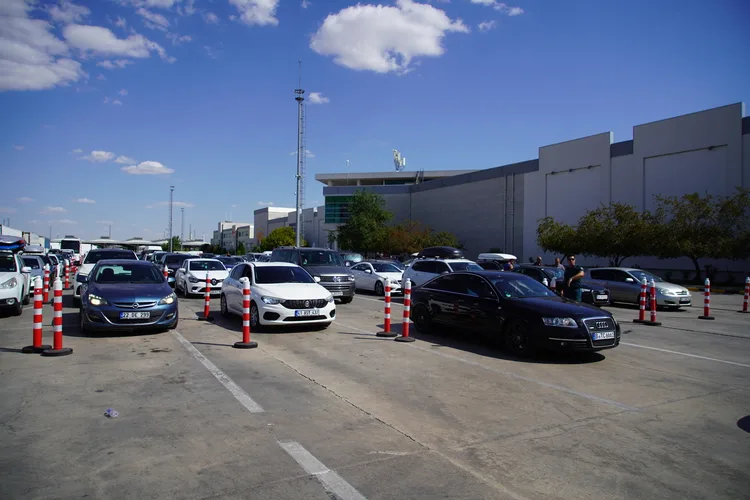 Edirne’de gurbetçilerin sınır kapılarından geçişleri hızlandı