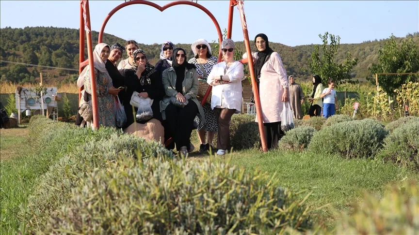 Sakarya’da kanser hastası kadınlar lavanta bahçesinde moral depoladı