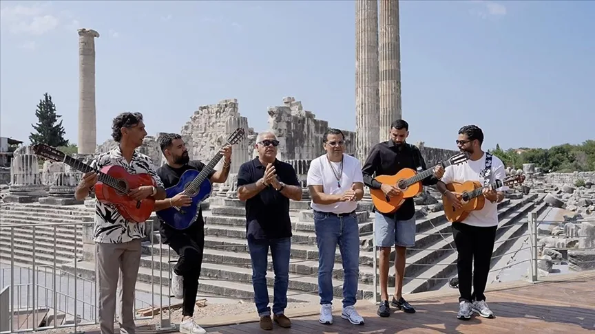 Gipsy Kings by Andre Reyes, Apollon Tapınağı’nda klip çekti