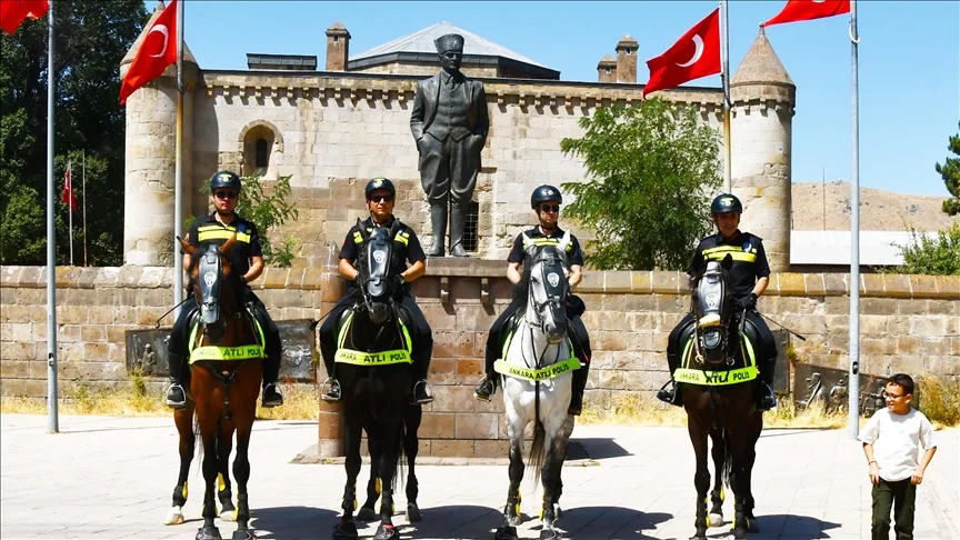 Malazgirt Zaferi kutlamalarına katılacak atlı polisler Bitlis’te devriye görevi yaptı