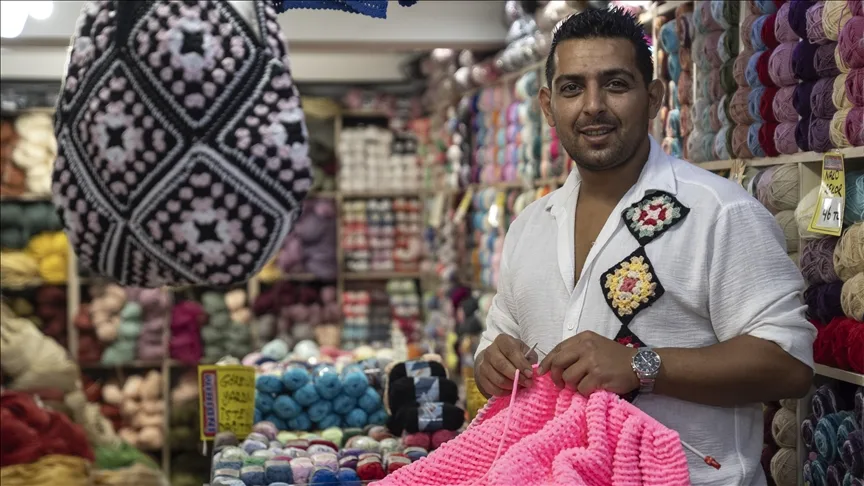 Kayınpederinin dükkanını devralan “Yüncü Damat” el emeği örgülerini defilede sergilemek istiyor