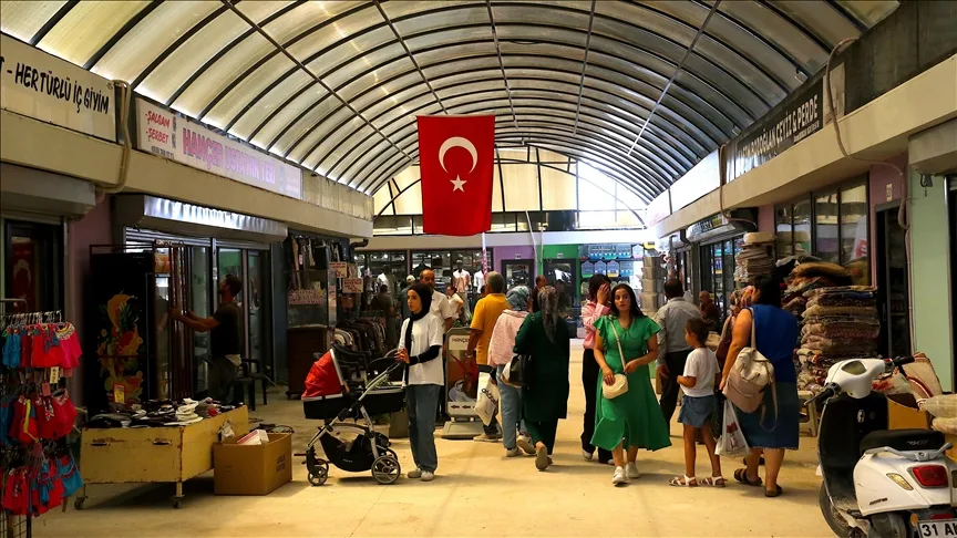 Hatay’da tarihi Uzun Çarşı esnafı geçici prefabrik dükkanlarında faaliyete başladı