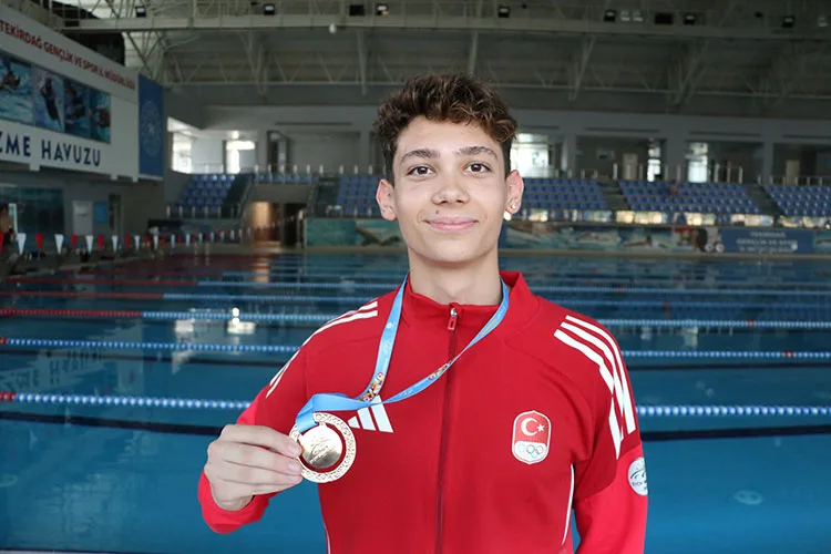 Milli yüzücü Eymen İbolar, EYOF’tan altın madalyayla döndü