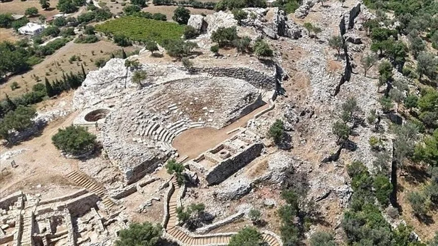 Amos’un antik tiyatrosundaki kazılar tüm hızıyla devam ediyor