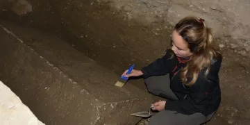  Noel Baba Kilisesi arkeoloji kazılarında bir lahit mezar bulundu