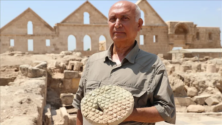 Harran’da baklava dilimi desenli tarihi ekmek kalıbı bulundu