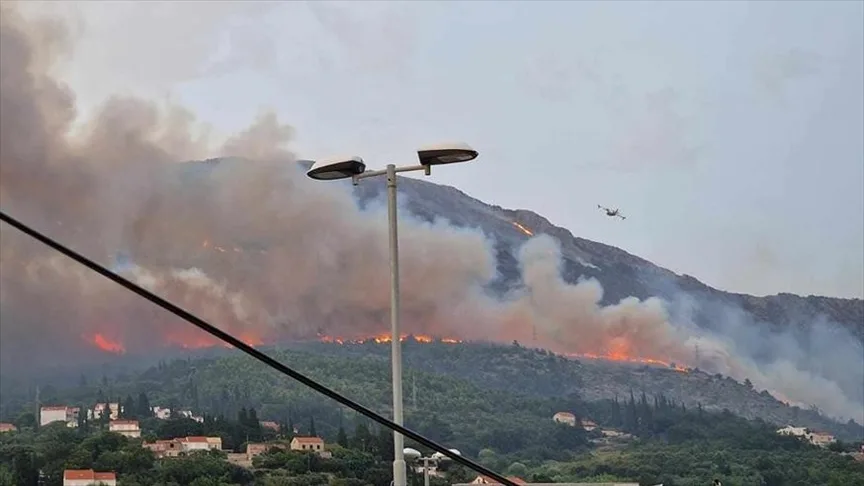 Hırvatistan’da kontrol altına alınamayan yangına müdahale sürüyor