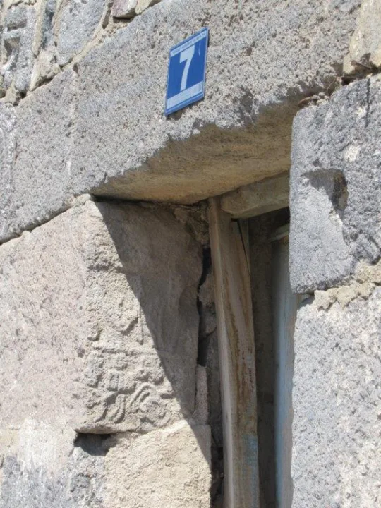 3.300 yıllık Hitit Yazıtı Kapı Yapımında Kullanıldı