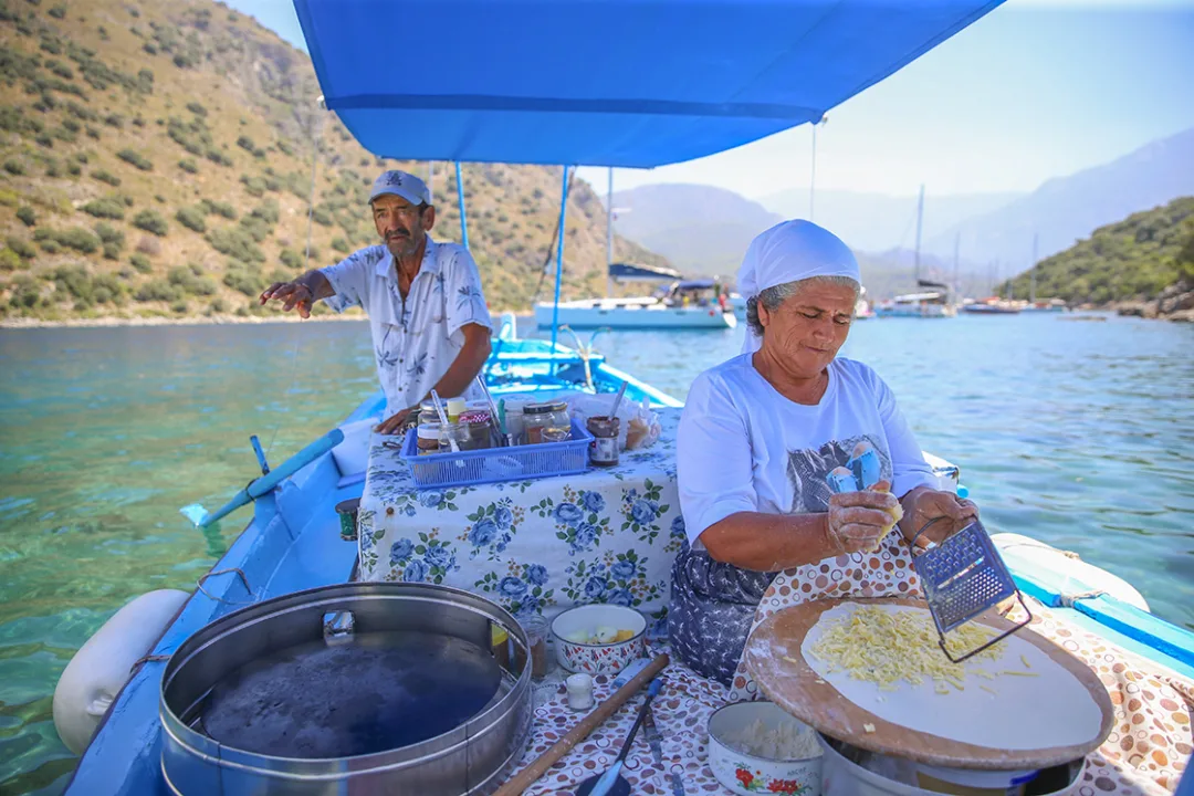 Fethiyeli çiftin kayığında pişen gözlemeler lüks yatlardaki tatilcilerden talep görüyor