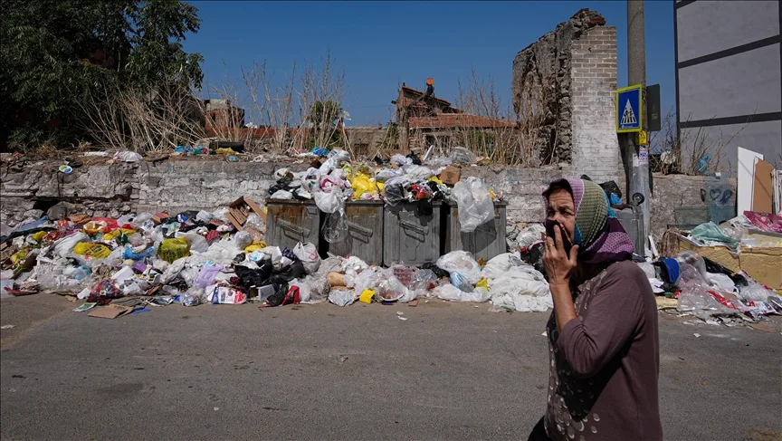 İzmir’de çöp yığınları ve kötü koku tepkilere neden oluyor