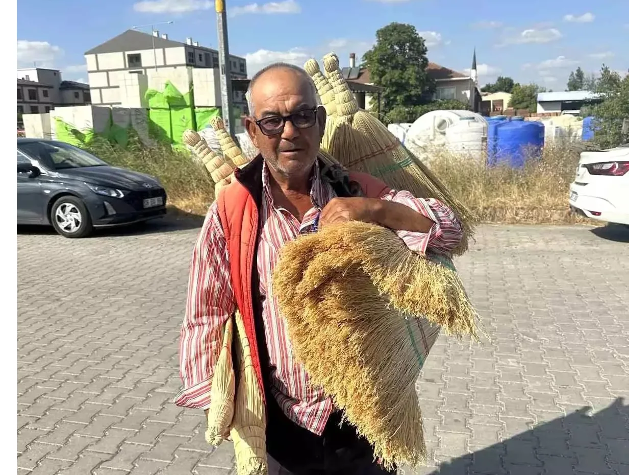 56 Yıldır günde 70 km yürüyerek süpürge satıyor, dört çocuğunu okutuyor