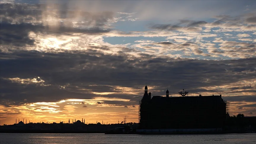 117 yıllık tarihinde demir yolu ulaşımının merkezi olan Haydarpaşa bu kez sanatın da adresi olacak