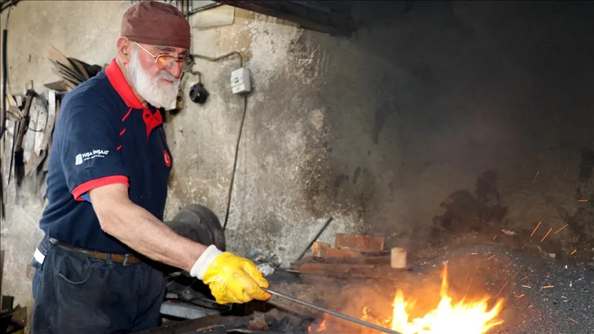 Mücahit usta demire şekil vermek için 70 yıldır çekiç sallıyor
