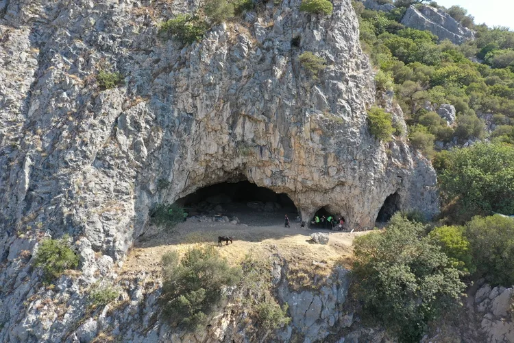 Arkeologlar, Andık Mağarası’nda geçmişin izlerini araştırıyor