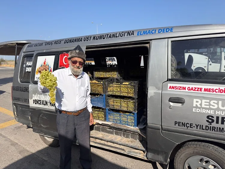 Denizlili “Elmacı Dede” bu kez İzmir’deki Mehmetçiğe üzüm getirdi