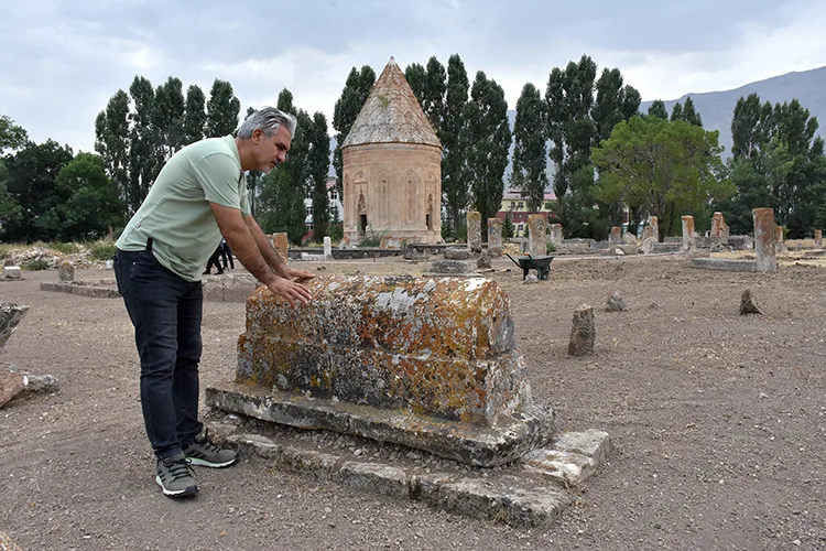 Van’daki Selçuklu Mezarlığı’nda 6 yeni mezar gün yüzüne çıkarıldı