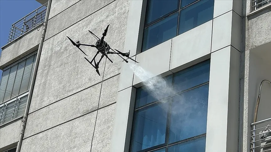 Yüksek katlı binaların dış cephelerinde “dronla temizleme” yöntemi