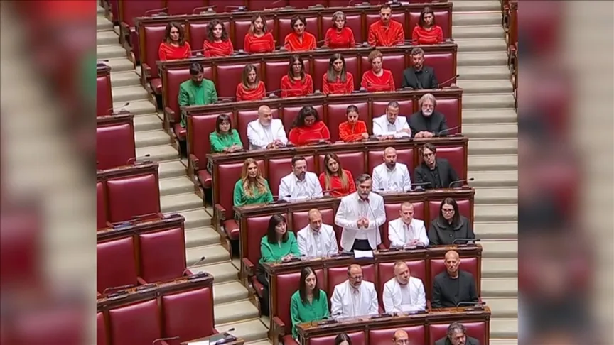 İtalya’da muhalefet vekilleri, parlamentoya Filistin bayrağının renklerini taşıyan kıyafetlerle girdi