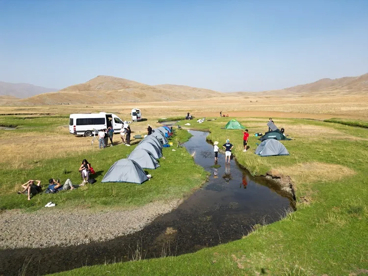 Doğaseverler Alandeşt Yaylası’ndaki mendereslerin arasında kamp keyfi yaşıyor