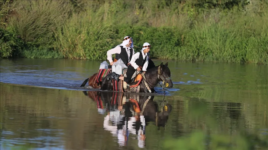 Diyarbakır’ın “Buzcu Baba”sı tarladaki işçileri serinletmek için at sırtında yollarda