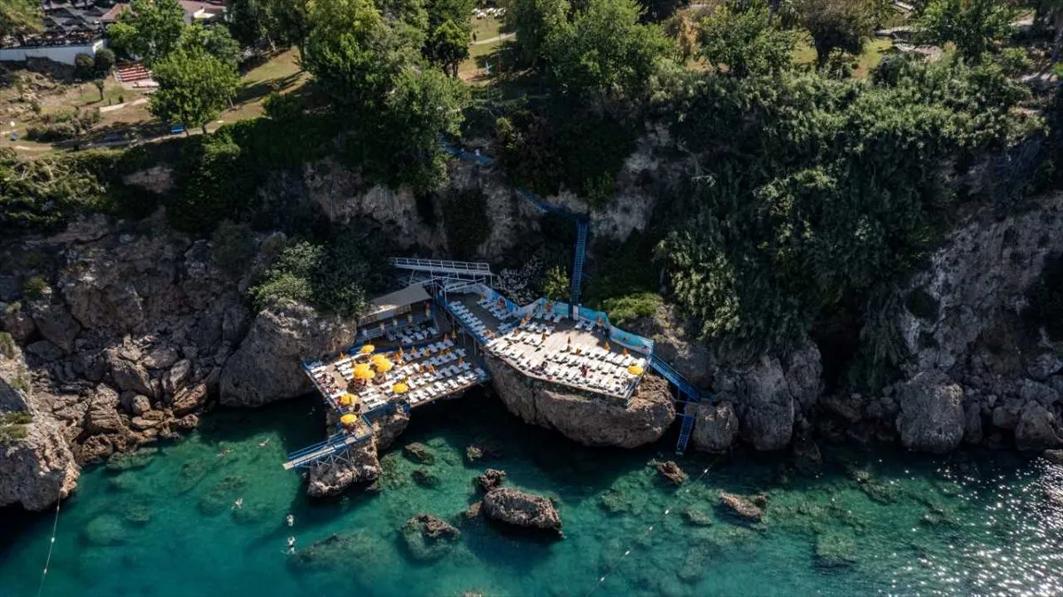 Antalya’nın mavi bayraklı falez plajlarına ziyaretçi akını